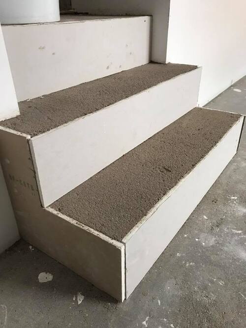 Application du micro-béton sur un sol et escalier