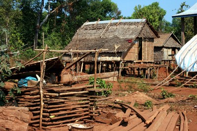Blog de images-du-pays-des-ours :Images du Pays des Ours (et d'ailleurs ...), Habitation typique dans un village de l'ethnie Kreung - Rattanakiri - Cambodge