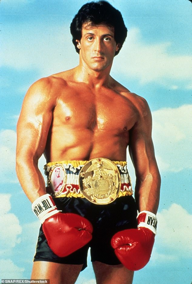 À collectionner : Parmi les objets les plus remarquables figurant les gants de boxe que Sly portait lorsqu'il incarnait le champion de boxe Rocky Balboa dans Rocky III.  Photographié en 1982