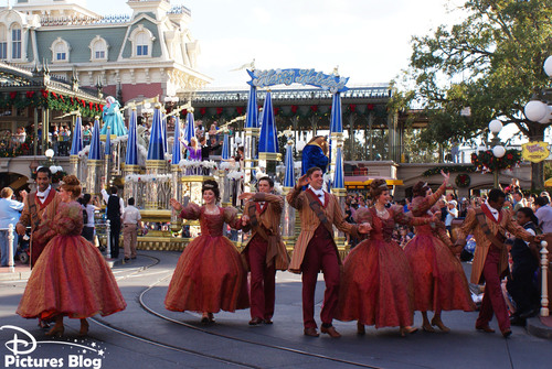 Magic Kingdom (Florida) - Mickey's Once Upon A Christmastime Parade