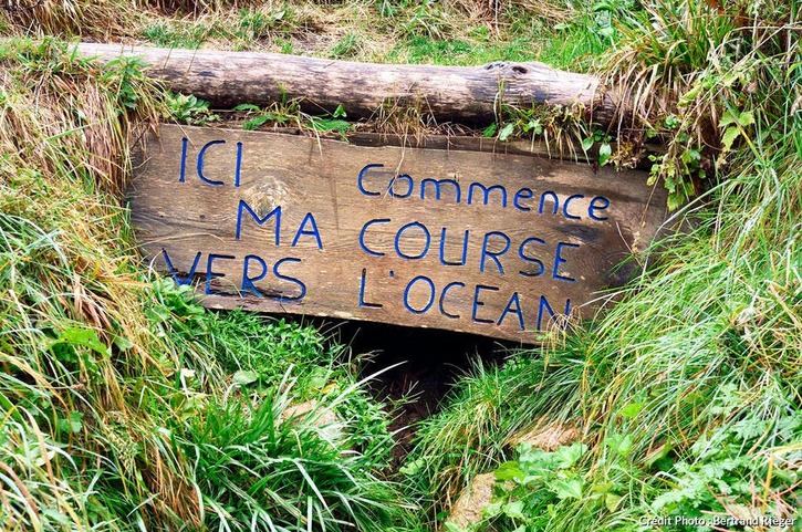 Parmi les trois sources de la Loire, la « véritable », ou « cadastrale », c’est-à-dire le point zéro de la mesure du fleuve, se trouve sous la ferme de Sagnas, à Sainte-Eulalie.