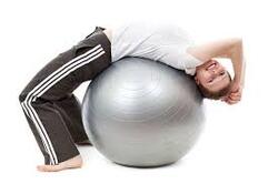 Exercices physiques : des séances d’abdos avec un swissball