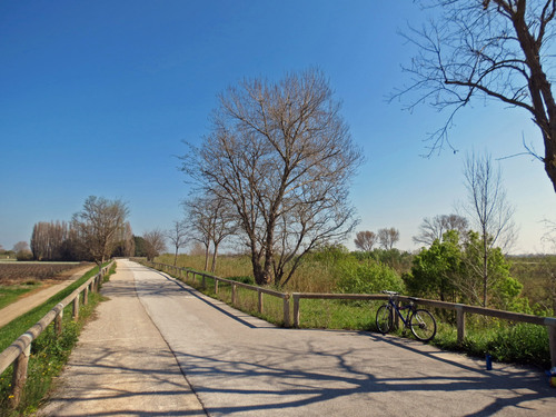 La Voie verte de l'Agly en VTT depuis Rivesaltes jusqu'au Barcarès.