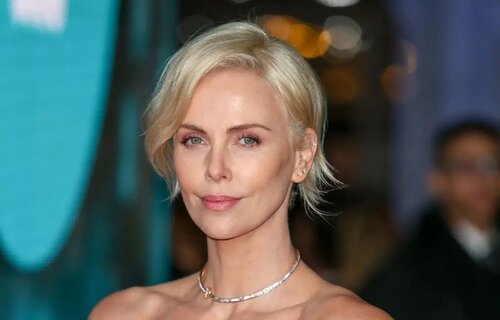 Charlize Theron livre ses secrets de beauté à l'approche de la cinquantaine