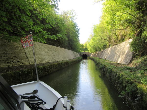 Une belle croisière à bord du bateau La Billebaude, sous la voûte du canal de Bourgogne, avec la FNATH