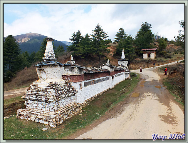 Blog de images-du-pays-des-ours : Images du Pays des Ours (et d'ailleurs ...), Chorten et Mur à prières (Mur à mani) du Gangtey Gompa - Phobjika - Bhoutan