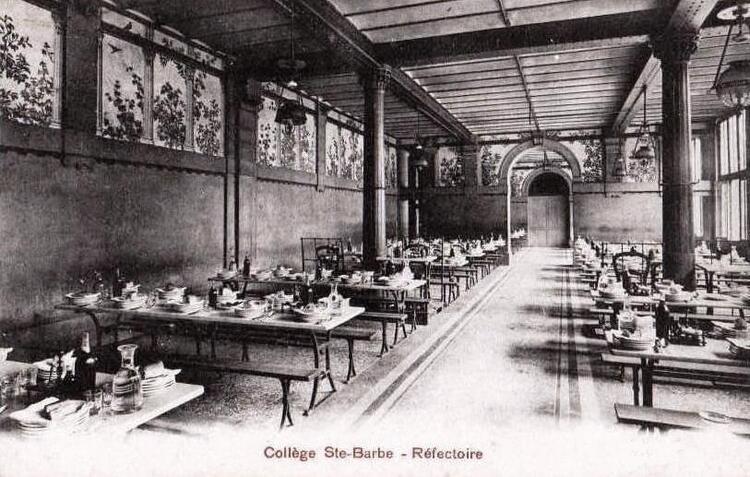 Le réfectoire du Collège Sainte-Barbe avant sa rénovation (c. 1900. Paris)