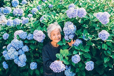 Une grand-mère au milieu des fleurs ... 