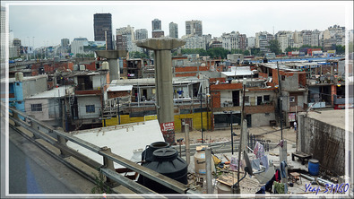 Le bidonville Villa 31 - Quartier Retiro - Zone ferroviaire entre l'aéroport domestique Jorge Newbery et le centre de Buenos Aires - Argentine