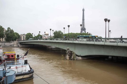 GEOFFROY VAN DER HASSELT / AFP La Seine atteignait les genoux de la statue du zouave, le 2 juin à Paris.