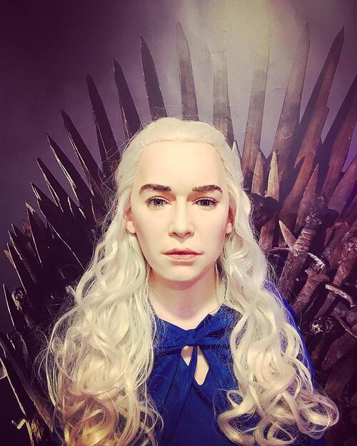 Game of Thrones : la statue de cire complètement ratée d’Emilia Clarke