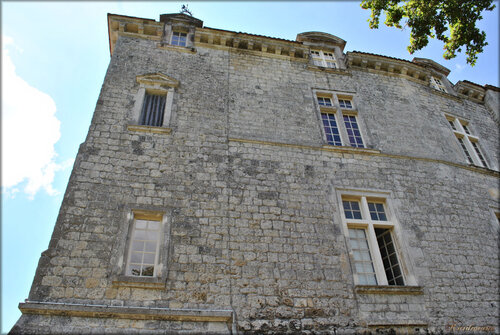 Photo : le tour du château de Cazeneuve (Gironde)