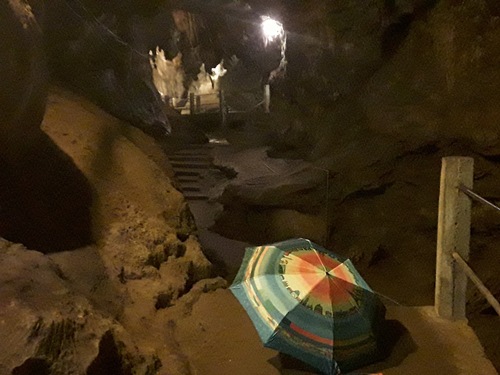 Ombrelles dans des grottes