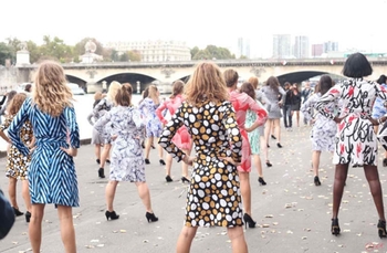 be-the-woman-you-want-to-be-dvf-flashmob-paris