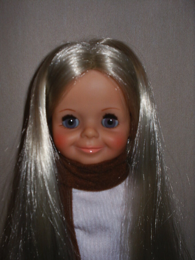Velvet, de 1970, une blondinette à croquer !