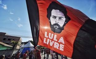 Des supporters de l'ancien président brésilien Lula, emprisonné pour corruption, réclament sa libération, le 8 juillet 2018.