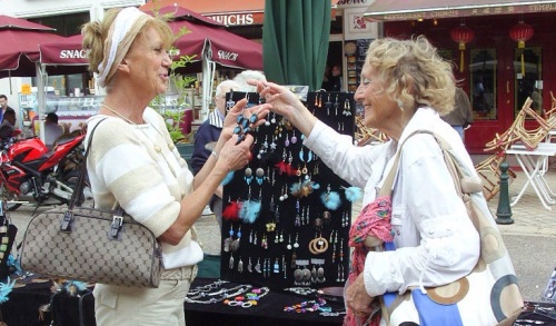 exposition des bijoux de Sylvie Le Brigant lors de la journée des artistes à Amboise organisée par Amboise Commerce