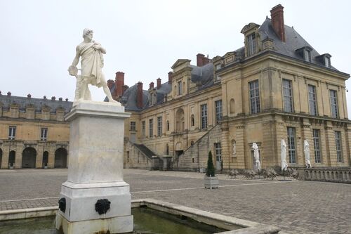 La Cour de la Fontaine du Château de FONTAINEBLEAU 