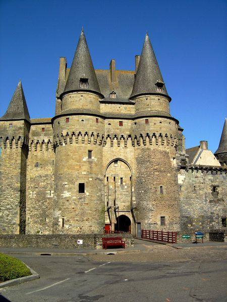 450px-Castle-Vitre-France4.jpg