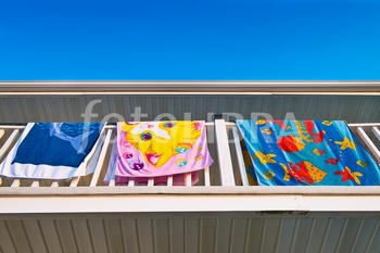 927201-beach-towels-dry-on-hotel-balcony