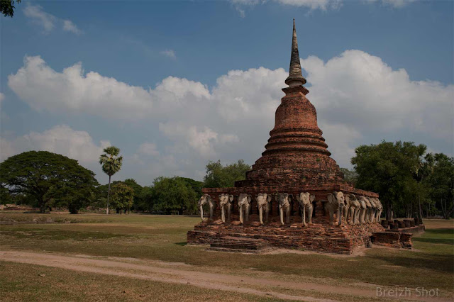 Wat Sorasak - Le chedi dans un parc magnifique Wat Sorasak - chedi parc sukhothai
