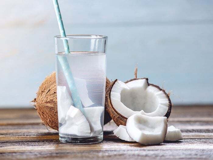 L’eau de noix de coco est l'une des meilleures boissons pour s'hydrater.
