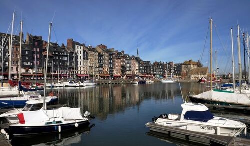 Depuis l'époque de la première église de bois placée sous le vocable de sainte Catherine, vers le VIe siècle, la ville d'Honfleur ne cessa de se développer en raison de l'importance stratégique de son site et connut une grande renommée au XVIe siècle, grâce aux transformations de son port. L'auteur nous rappelle comment Honfleur prit part au rattachement de la Normandie à la couronne par Philippe-Auguste, en 1204. Il explique l'importance du commerce maritime dès le XVe siècle, et comment le port fut souvent choisi comme lieu de départ de fabuleuses expéditions pour les Indes, l'Indonésie, le Canada. Il exhume tous les détails d'un riche passé dans un récit qui n'oublie ni les revers de l'histoire, comme les guerres de religion, les combats contre les Anglais, ni les privilèges accordés par les rois : protection de Louis XI qui dispense les habitants de la Taille en 1465 ou ordonnance de Colbert pour la construction du port en 1690.