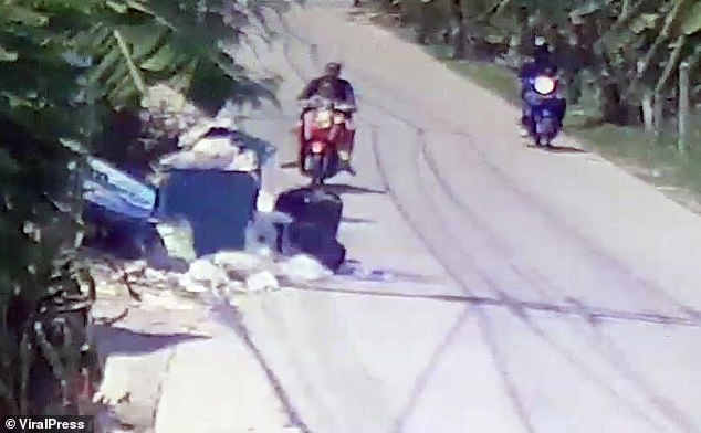Ride to hide: une mÃ¨re conduit sa moto dans un bac industriel en ThaÃ¯lande, oÃ¹ elle est vue en train d'abandonner son bÃ©bÃ©
