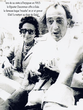 Peut être une image de 1 personne et texte qui dit ’lors de sa visite Perpignan en 1965 le Bijoutier Ducommun offre à Gala la fameuse bague "mouche" en or et grenat (Dali l'a mettant au doigt de Gala)’