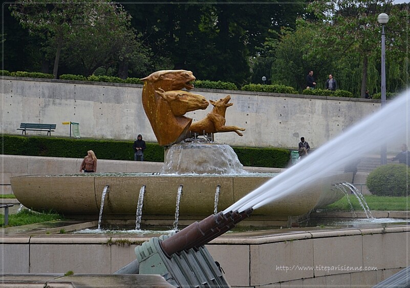 Jardins du Trocadéro : Sculptures "Chevaux et Chien" de Georges Lucien Guyot