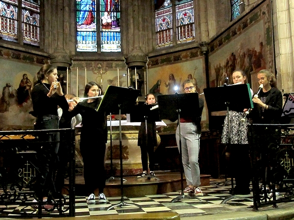 L'Ecole Municipale de Musique de Châtillon sur Seine a interprété  des airs de Noël dans l'église Saint Nicolas ..