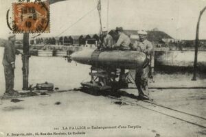 LA PALLICE - EMBARQUEMENT D'UNE TORPILLE - BERGEVIN 101 - 1916