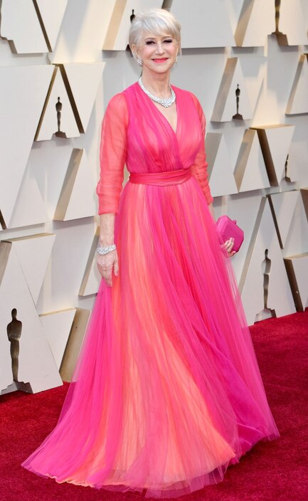 Helen Mirren en une robe de soirée rose vif à manche longue Oscar 2019