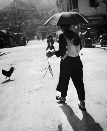 28 - Les femmes encore... sous les parapluies