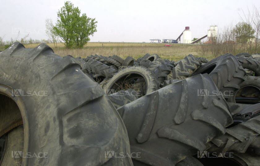 Des pneus de tracteurs, abandonnés dans la nature.  Archives DNA   /Michel PETRY