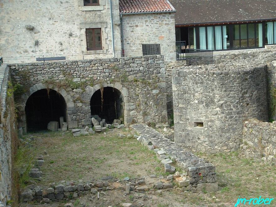 Les Cars 87 « un pan dans l'histoire du Limousin » Le château des Cars aujourd'hui ,seul des vestiges