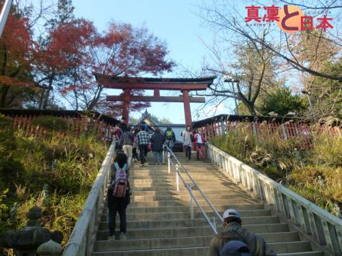 Le toori permettant d'accéder au temple (et les escaliers de la mort)