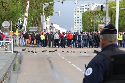 Face à face, manifestants et forces de l’ordre au passage à niveau Cours de Chazelles, le conflit de la Fonderie de Bretagne s’enlise, ce mercredi 12 mai 2021.