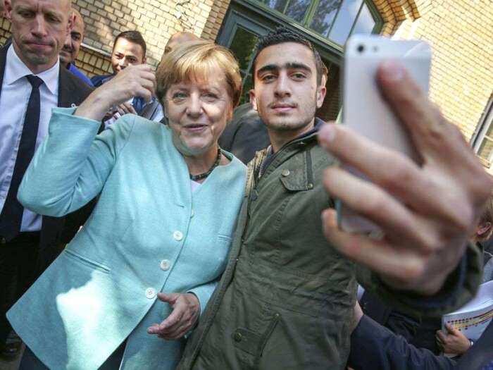 Ce selfie avec un réfugié syrien qui symbolise 5 ans de politique d'accueil de Merkel