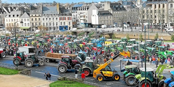 À Quimper, place de la Résistance 300 agriculteurs venus à bord de 150 tracteurs ont protesté contre la hausse des charges et réclamé de meilleurs prix.