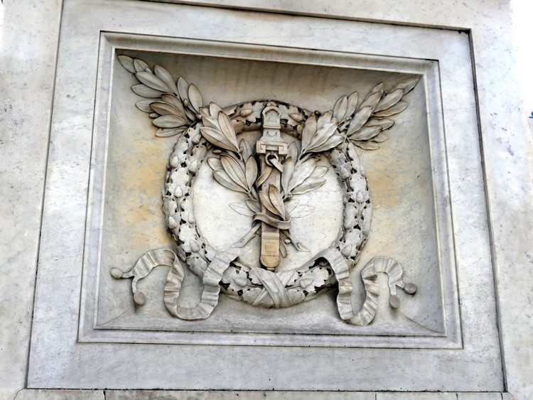 Bas-relief du socle