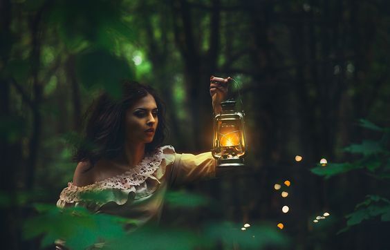 femme portant une lanterne