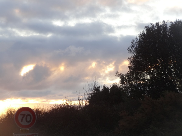 Nuages du matin entre port et marais