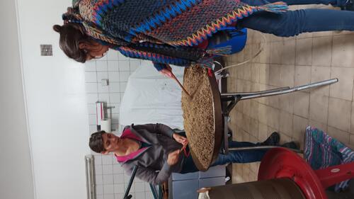 Fabrication de l'huile de noix au jardin pédagogique de Bagat-en-Quercy