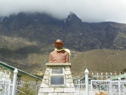 Buste de Sir Edmund Hillary, fondateur de la Khumjung High School