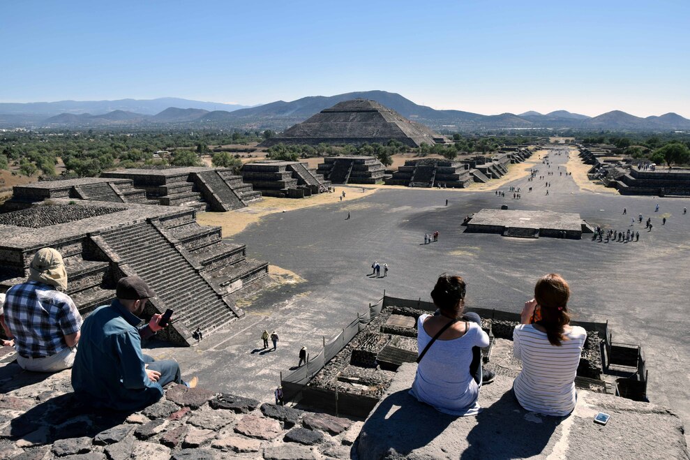 Teotihualcan - L'ensemble du site vu de la pyramide de la lune