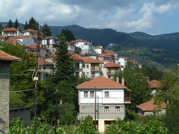 Metsovo, adossée à la montagne * 