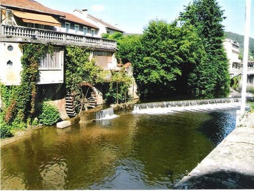 La rivière la Bave, en traversée de Saint-Céré. Remarquez l'aube sur la rive opposée