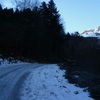 Montée en bordure de la route glacée, au-dessus de la rive droite de l'Arriou Mage