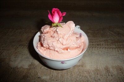 Glace à la rose